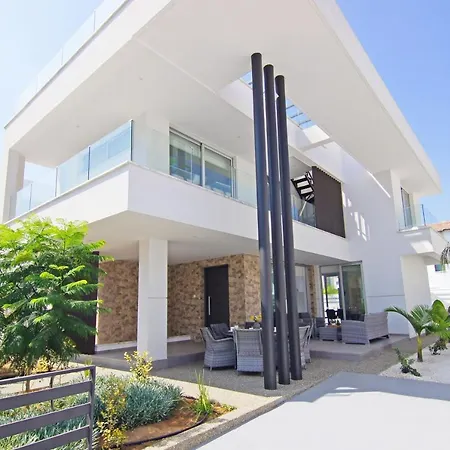 Greta Villa *